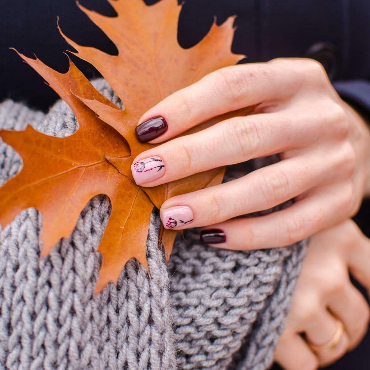 27 Glamorous, Soft, and Subtle Autumn Nail Designs : Glitter + Autumn-Toned  Nails | Black nails with glitter, Fall nail designs, Autumn nails